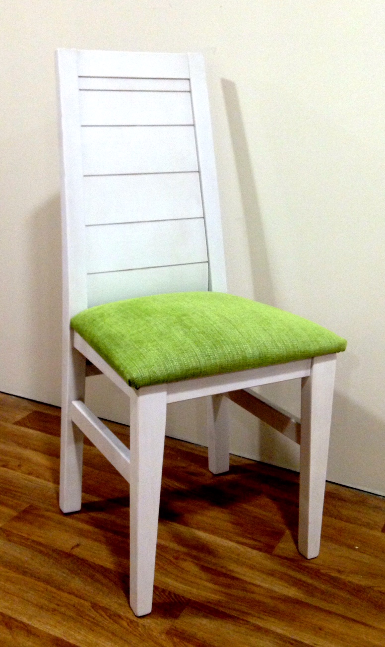 ¿Cómo combinar las tonalidades de la decoración con el tapizado de las sillas de madera maciza?